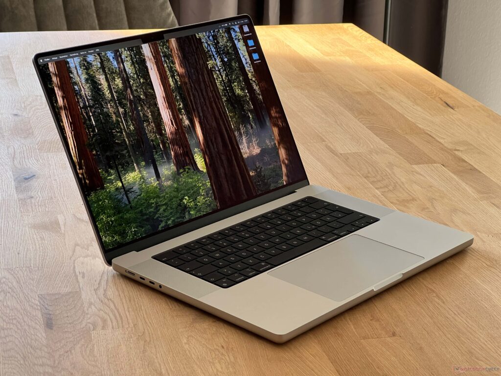 Apple MacBook Pro 16″ M4 Max Bundle
