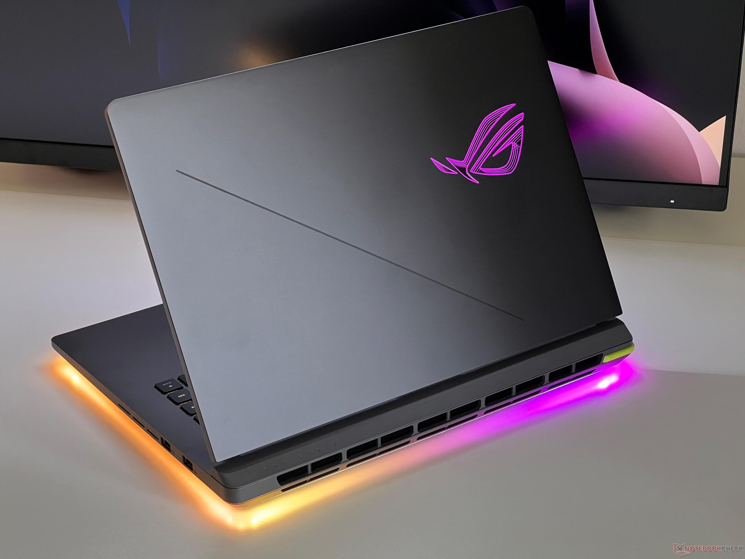 Asus ROG Zephyrus G14 2025 Ryzen AI 9 HX 370 / RTX 5070 Ti / 64GB / 2TB