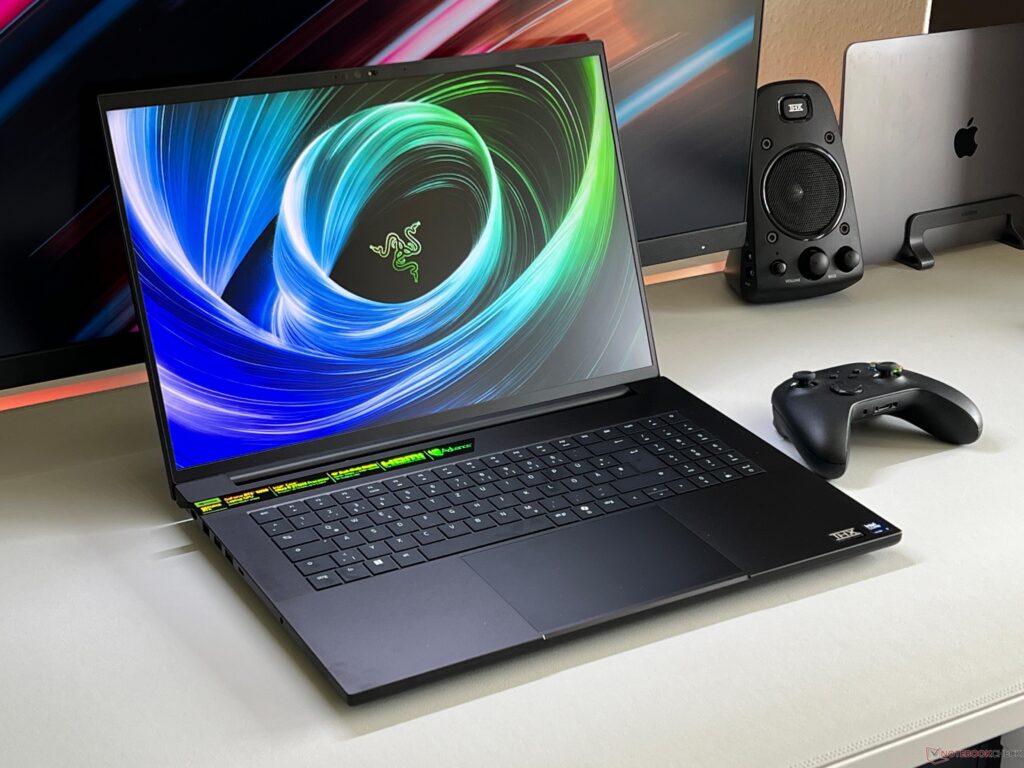 Razer Blade 18 RTX 5090 / 96GB / 4TB