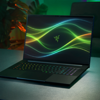 Razer Blade 18 RTX 5090 / 64GB / 4TB