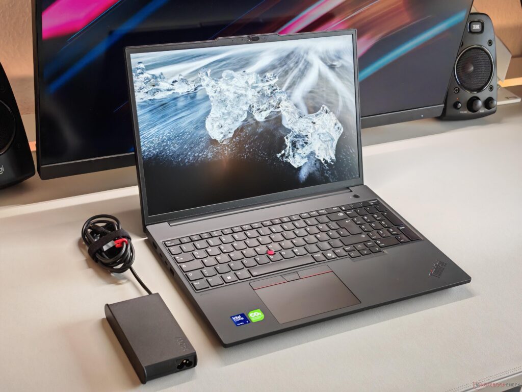 Lenovo ThinkPad P16v Gen 2 RTX 2000 Ada / 32GB / 1TB