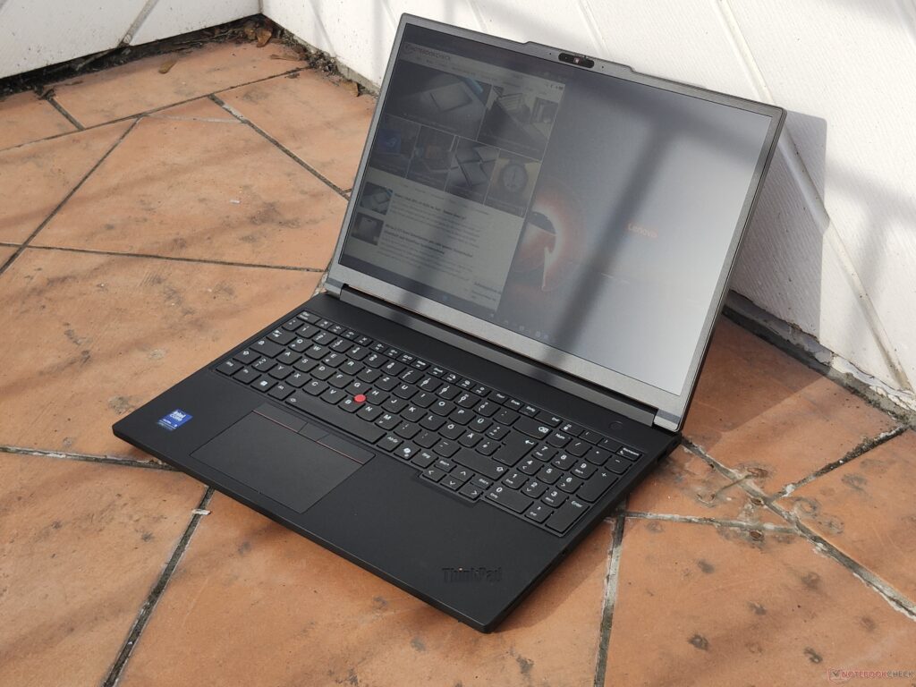 Lenovo ThinkPad P16 Gen 2 Core i7-14700HX RTX 2000 Ada / 32GB / 4TB