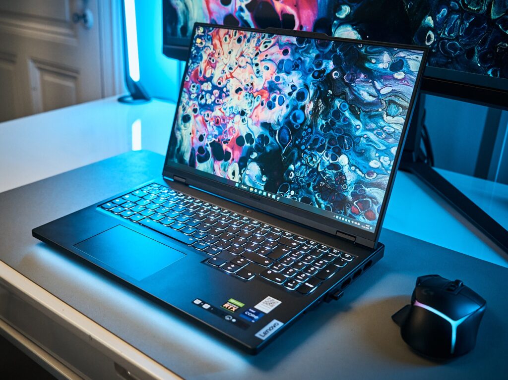 Lenovo Legion Pro 7i Gen 9 Core i9-14900HX RTX 4090 / 32GB / 1TB