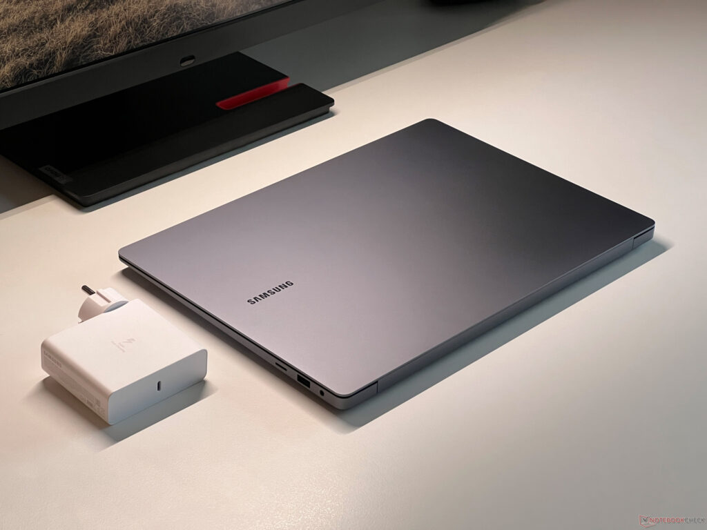 Samsung Galaxy Book4 Ultra Ultra 9 185H / RTX 4070 / 32GB / 2TB