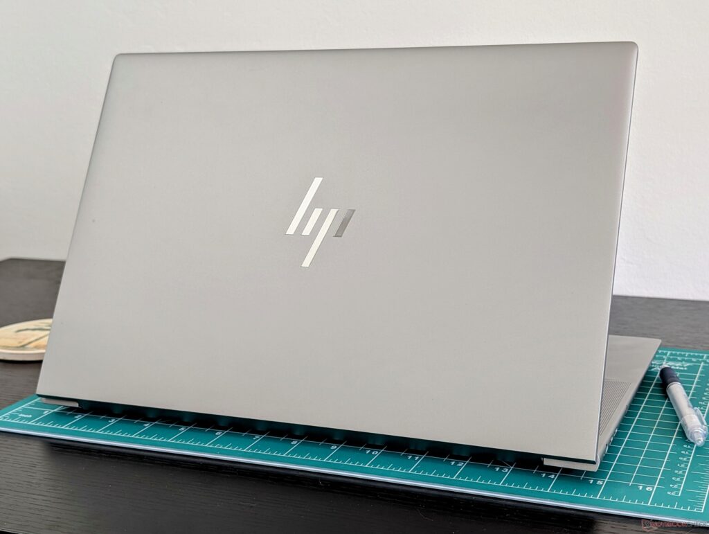 HP ZBook Studio 16 G11 Ultra 9 185H / RTX 3000 Ada / 64GB / 2TB