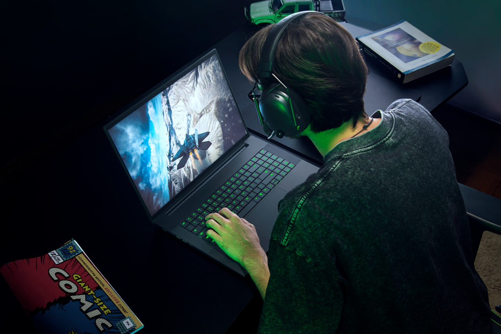 Razer Blade 18 2025 RTX 5090 / Ultra 9 275HX / 64GB / 2TB