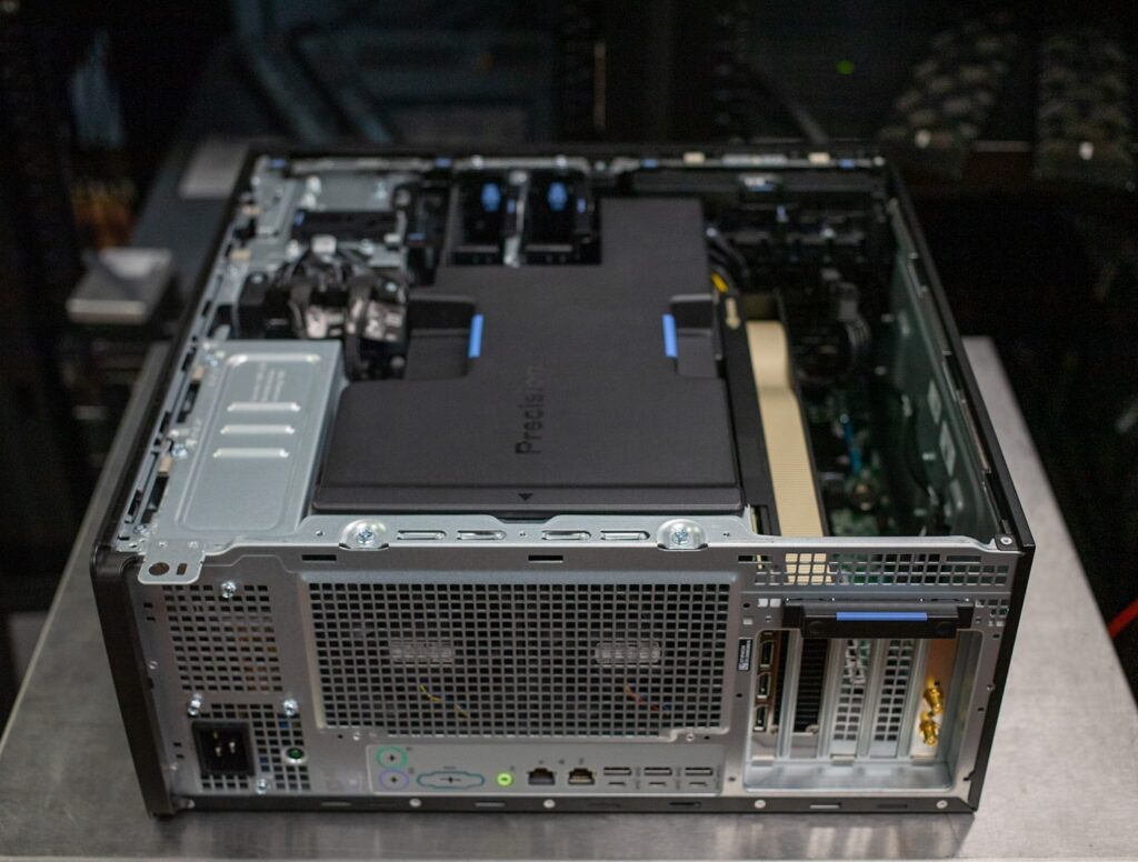 Dell Precision 5860 Tower Xeon W9-2495X / 128GB / 1TB