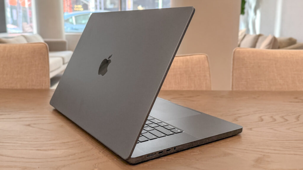 Apple MacBook Pro 16 M5 M5 Max / 128GB / 8TB Space Black