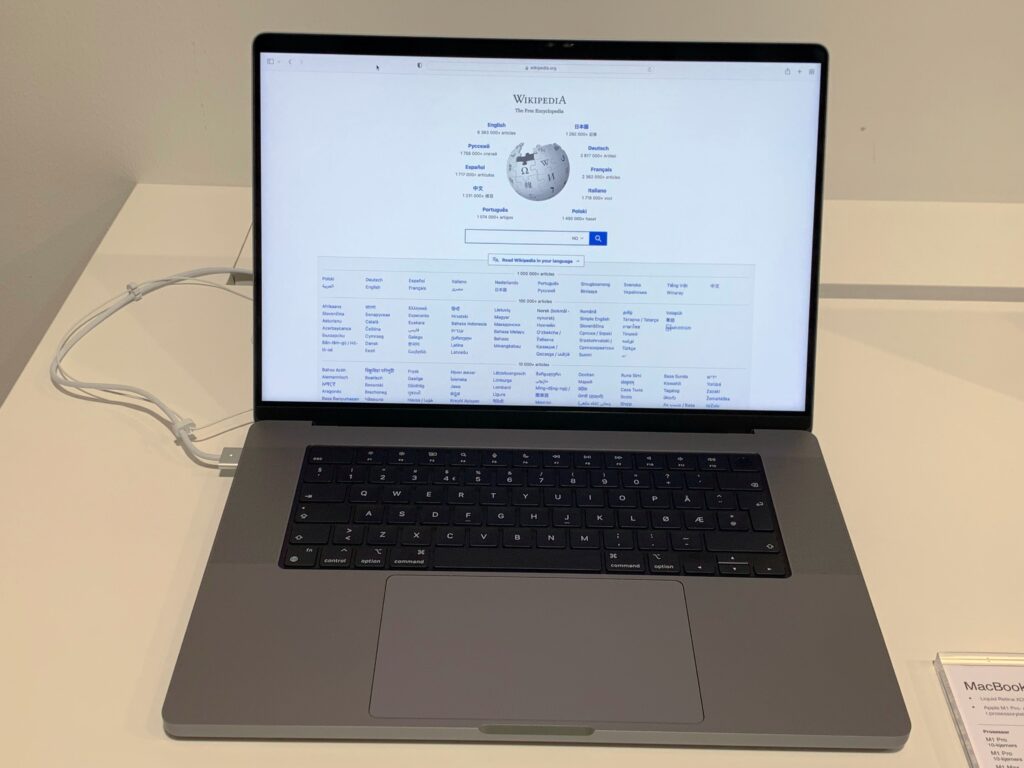 Apple MacBook Pro 16 M5 M5 Max / 128GB / 8TB Silver