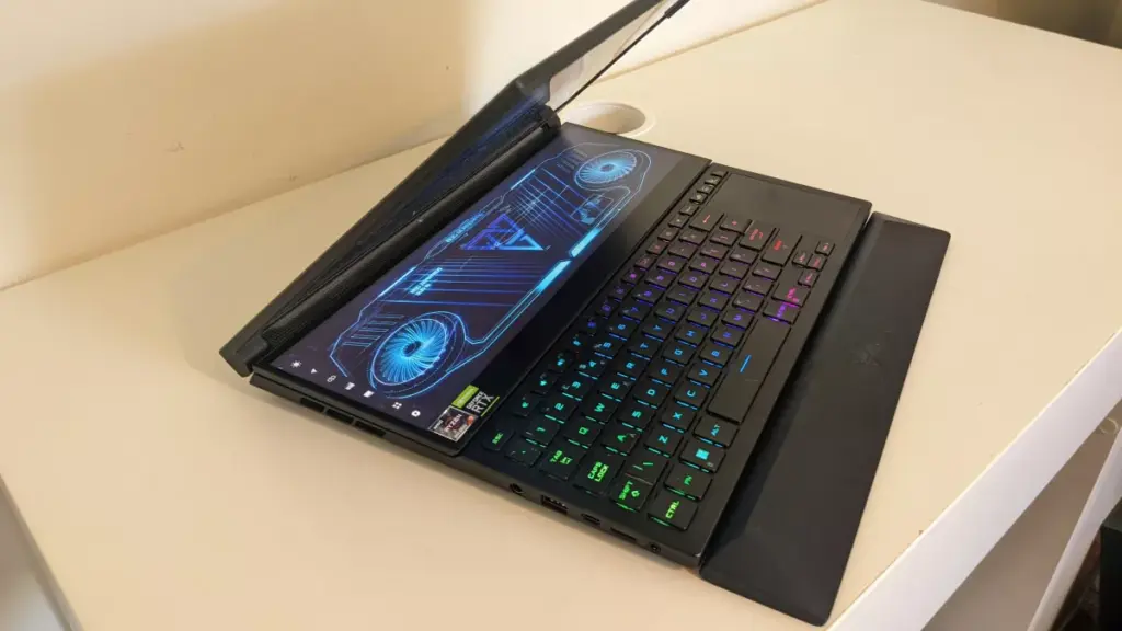 Asus ROG Zephyrus Duo 16 GX650 Ryzen 9 7945HX / RTX 4090 / 64GB / 1TB