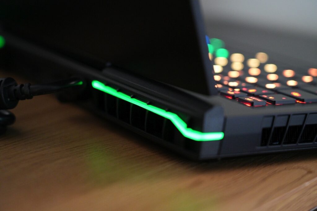 XMG Neo 17 E23 i9-13900HX / RTX 4080 / 64GB / 2TB
